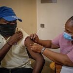 Un hombre recibe una dosis de la vacuna en Johanesburgo, en Suráfica