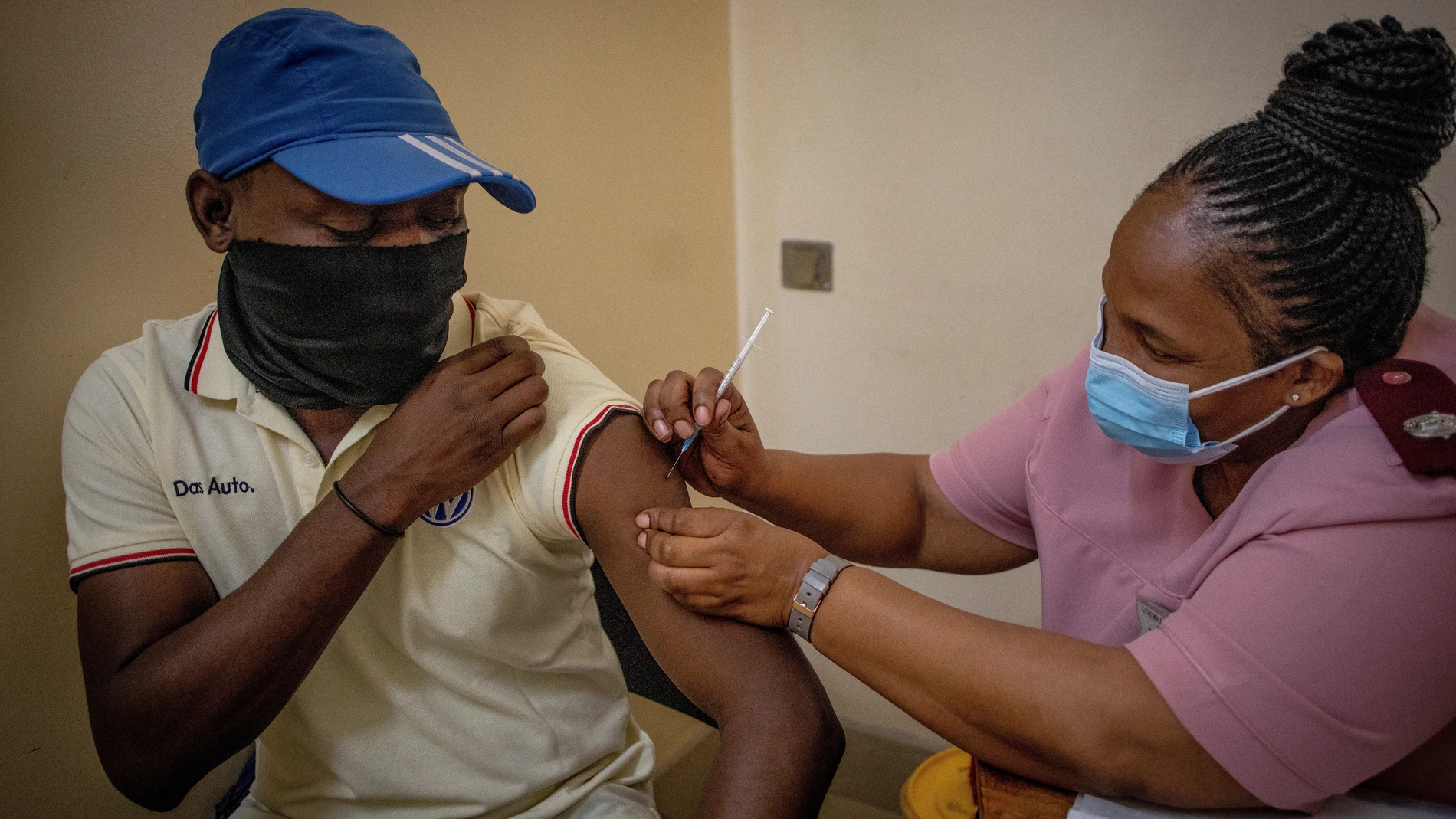 Un hombre recibe una dosis de la vacuna en Johanesburgo, en Suráfica