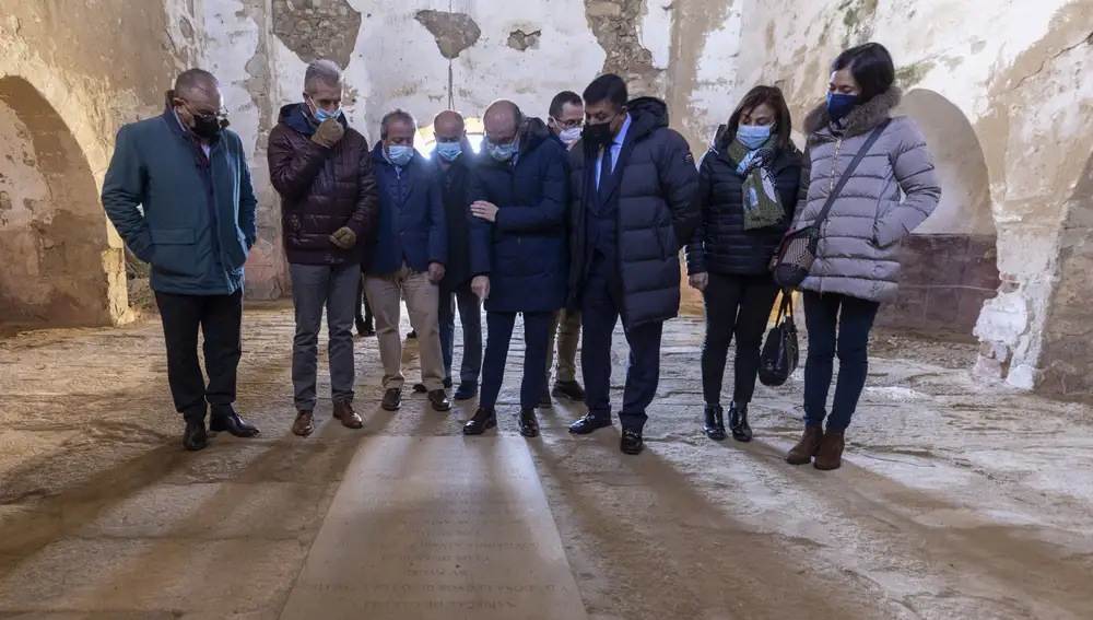 El consejero de Cultura y Turismo, Javier Ortega; el presidente de la Diputación de Ávila, Carlos García; y el alcalde de Piedrahíta, Federico Martín Blanco; firmaron un protocolo para la conservación del patrimonio cultural de esta localidad abulense, como las ruinas del convento de Santo Domingo (s. XIV).