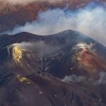 El volcán de Cumbre Vieja, en La Palma, cesó su actividad explosiva este viernes por la tarde lo que permite verlo con más claridad.