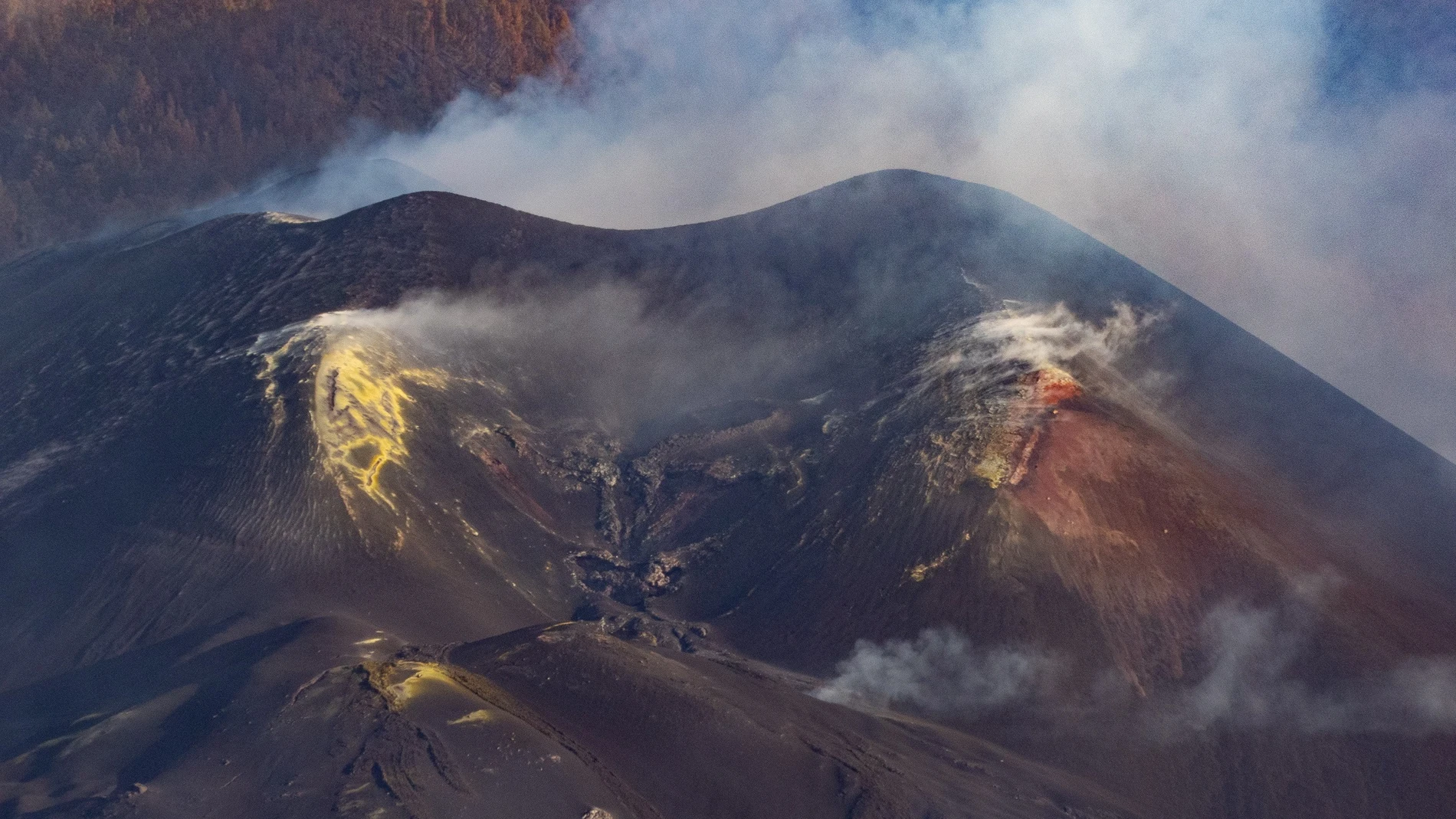 El volcán de Cumbre Vieja, en La Palma, cesó su actividad explosiva este viernes por la tarde lo que permite verlo con más claridad.