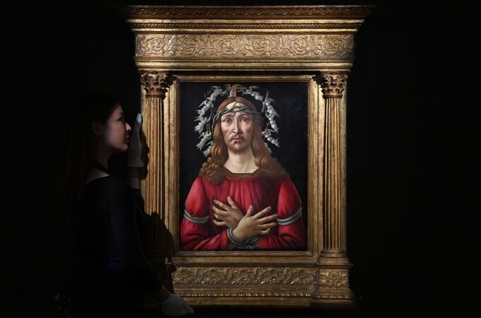 Una empleada de la casa de subastas Sotheby's contempla la obra "El varón de los dolores" de Sandro Botticelli