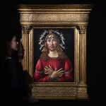 Una empleada de la casa de subastas Sotheby's contempla la obra "El varón de los dolores" de Sandro Botticelli