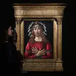 Una empleada de la casa de subastas Sotheby&#39;s contempla la obra &quot;El varón de los dolores&quot; de Sandro Botticelli