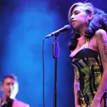 Amy Winehouse durante su último concierto en Belgrado, el