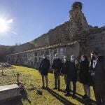 El consejero de Cultura y Turismo, Javier Ortega; el presidente de la Diputación de Ávila, Carlos García; y el alcalde de Piedrahíta, Federico Martín Blanco; firmaron un protocolo para la conservación del patrimonio cultural de esta localidad abulense, como las ruinas del convento de Santo Domingo (s. XIV).