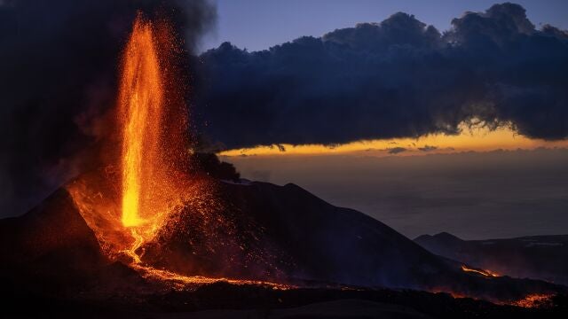 Imagen de la lava fluyendo en el volcán de La Palma