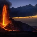 Imagen de la lava fluyendo en el volcán de La Palma