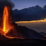 Imagen de la lava fluyendo en el volcán de La Palma