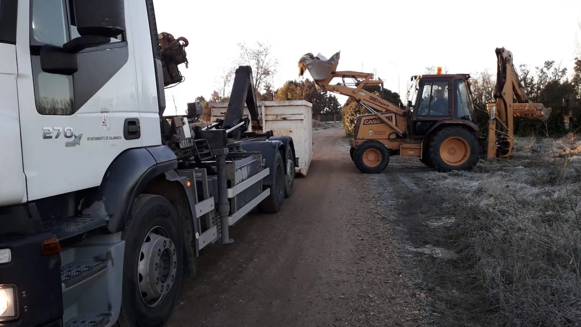 Recogida de escombros en caminos y cunetas en Salamanca