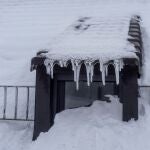Ventana cubierta de hielo y nieve en la estación de esquí de Valdelinares (Teruel).