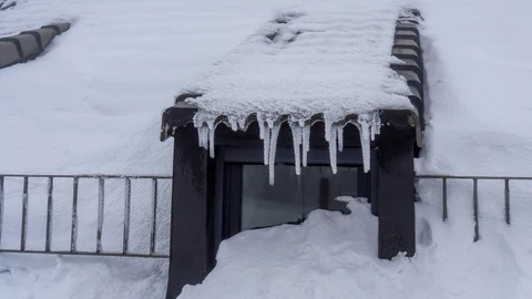 Ventana cubierta de hielo y nieve en la estación de esquí de Valdelinares (Teruel).