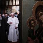Ieronymos II, arzobispo de Atenas y de toda Grecia, da la bienvenida al Papa Francisco en la archidiócesis de Atenas