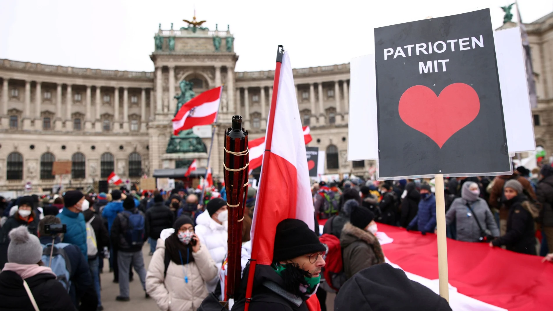 Manifestantes con banderas y pancartas protestan contra las restricciones y la vacunación obligatoria en Viena (Austria)