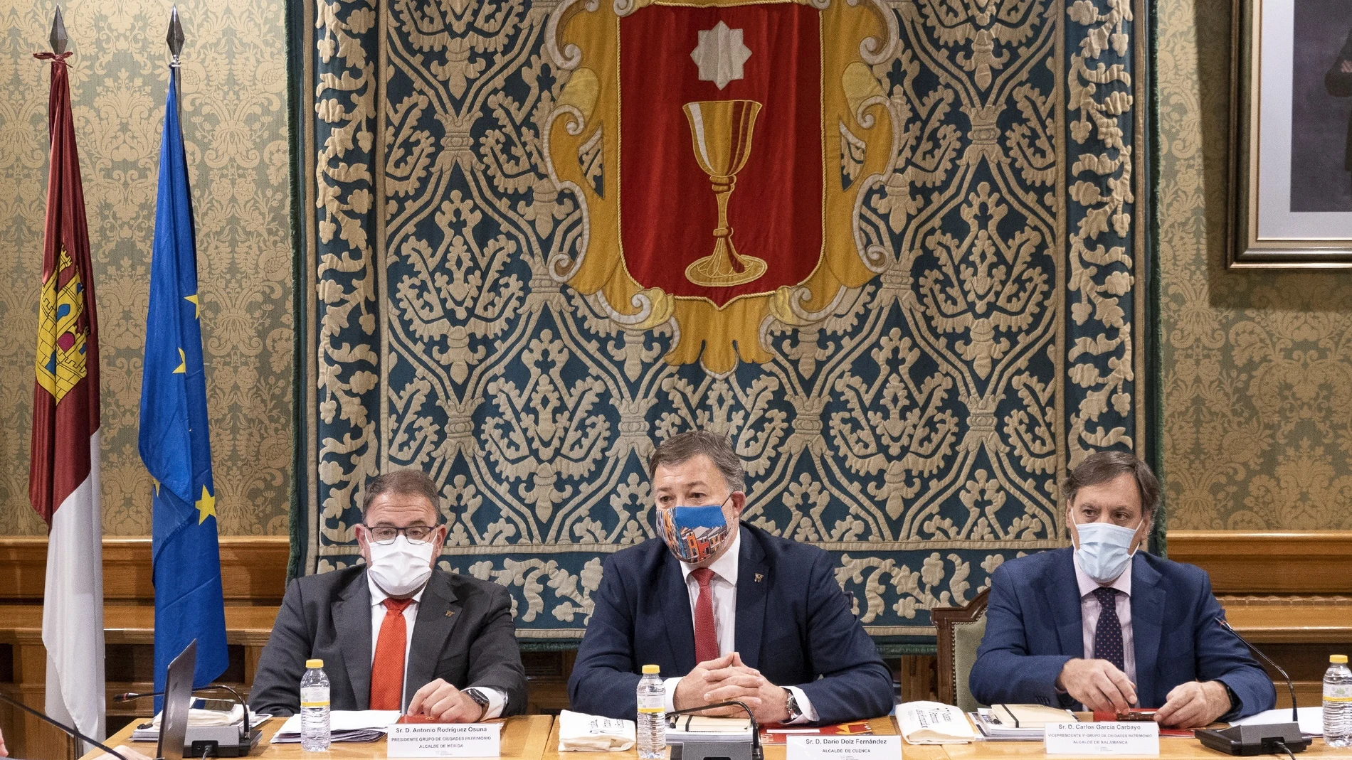 El alcalde de Cuenca, Darío Dolz (c) junto con el presidente de GCDHE y alcalde de Mérida, Antonio Rodríquez Osuna (d) y el vicepresidente primero de GCPHE y alcalde de Salamanca, Carlos García Carbayo (d) preside la reunión de los 15 alcaldes que forman parte de la Asamblea General del Grupo de Ciudades Patrimonio