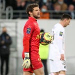 El portero del Lens, Jean-Louis Leca, y Leo Messi