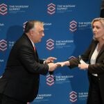 La líder del partido ultraderechista francés, Marine Le Pen, y el primer ministro húngaro, Viktor Orban, antes de la reunión de los líderes de los partidos conservadores y de derecha europeos, "La Cumbre de Varsovia", en el Hotel Regent de Varsovia, Polonia