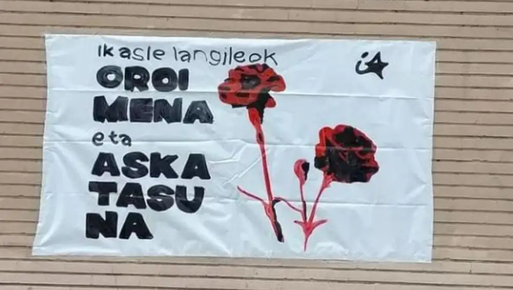 Cartel que Ikasle Abertzaleak donde se puede leer &quot;Memoria y Libertad&quot;-en honor a los etarras muertos el día del Gudari Eguna- se colocaron dentro del recinto de un instituto