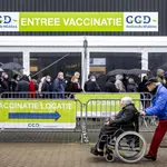 Centenares de personas hacen cola para recibir la dosis de refuerzo en Gouda, Holanda