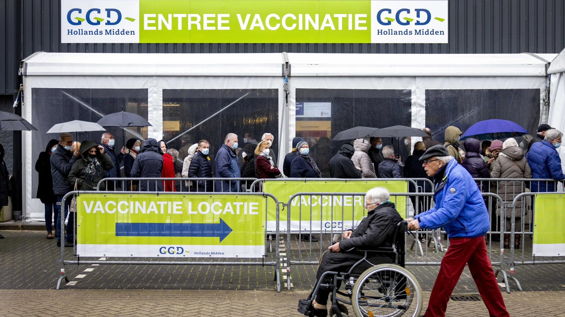 Centenares de personas hacen cola para recibir la dosis de refuerzo en Gouda, Holanda