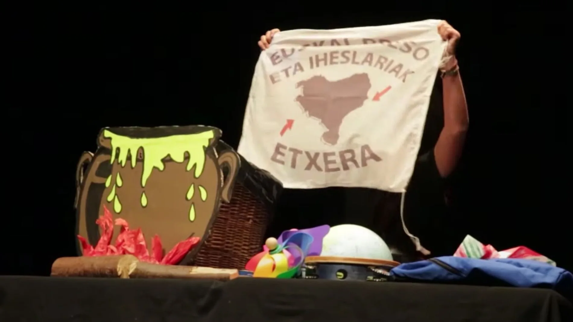 Acto en la Casa de la Cultura de Burlada con programación infantil donde se mostró la bandera que reclama el fin de la dispersión de los presos de ETA