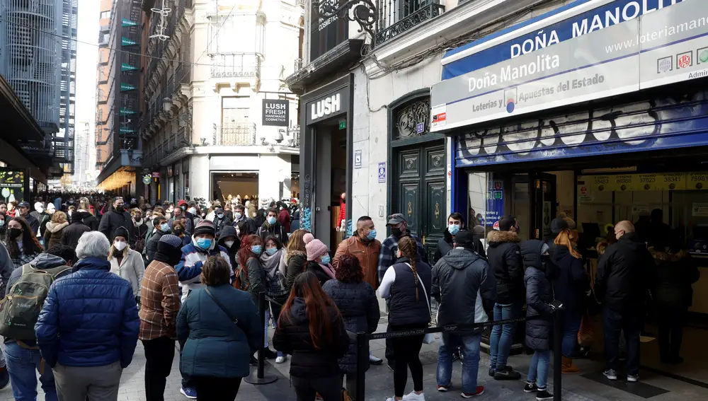 Vista de la cola para comprar lotería de Navidad en Doña Manolita en la calle del Carmen en Madrid este domingo. EFE/ Juan Carlos Hidalgo