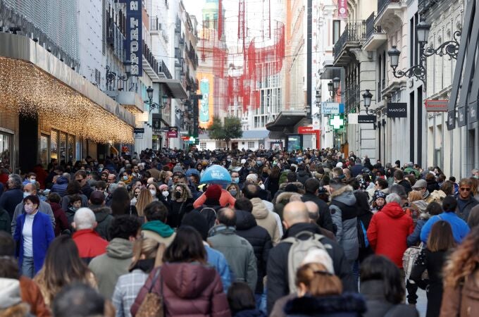 Vista de la gente en la calle Preciados en Madrid este domingo antes del comienzo de la Navidad