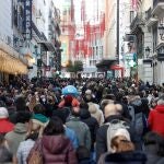 Vista de la gente en la calle Preciados en Madrid, una de las áreas más comerciales