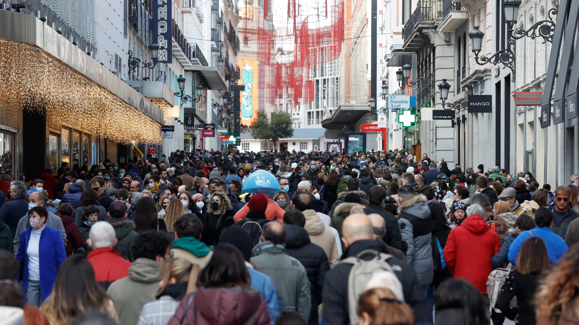 Vista de la gente en la calle Preciados en Madrid, una de las áreas más comerciales