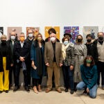 Susana Lloret y Pablo Alvarez con los artistas que han donado las obras