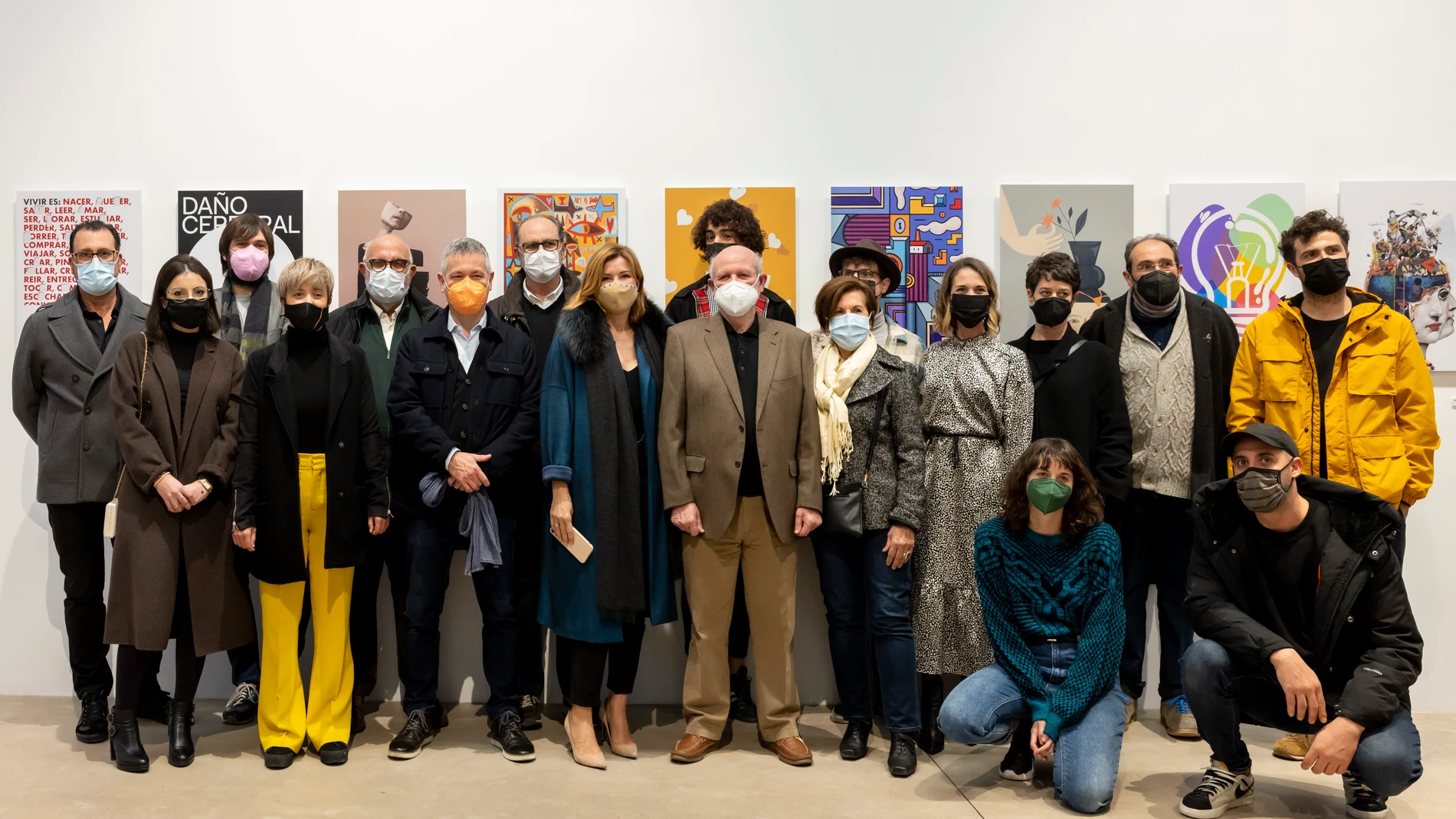 Susana Lloret y Pablo Alvarez con los artistas que han donado las obras