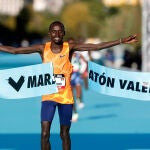 El keniano Lawrence Cherono se impuso en el maratón de Valencia Trinidad Alfonso DEP con un tiempo oficioso de 2:05:11, en una carrera marcada por un ligero viento.