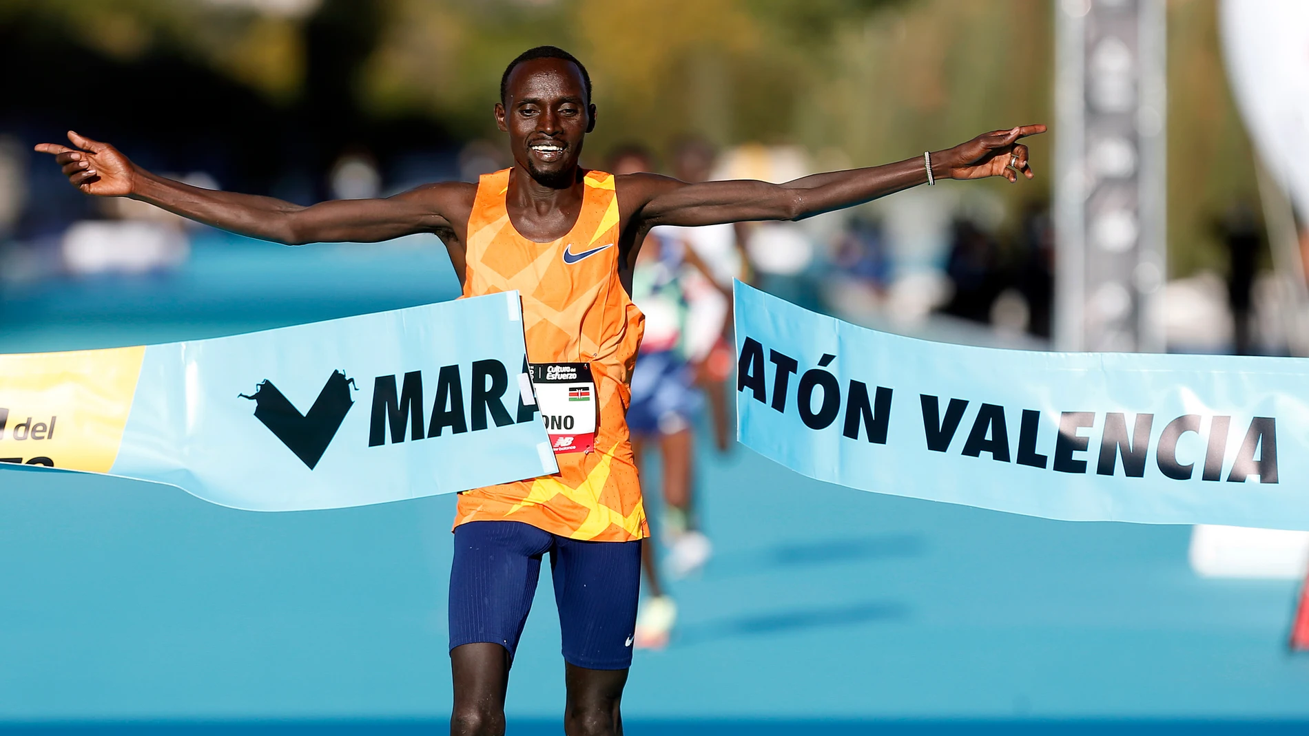 El keniano Lawrence Cherono se impuso en el maratón de Valencia Trinidad Alfonso DEP con un tiempo oficioso de 2:05:11, en una carrera marcada por un ligero viento.