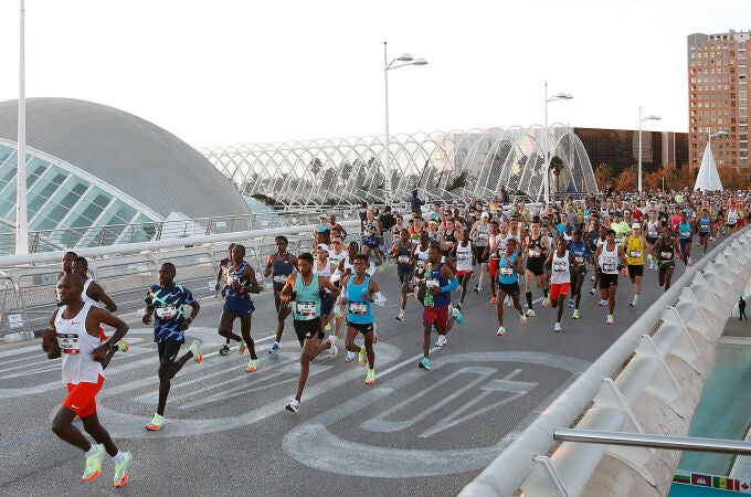 Salida de la Maratón València Trinidad Alfonso EDP 2021 que este año reúne a 16.000 corredoras y corredores de entre 18 y 83 años de 108 países