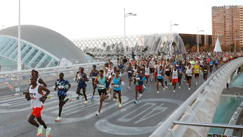 Salida de la Maratón València Trinidad Alfonso EDP 2021 que este año reúne a 16.000 corredoras y corredores de entre 18 y 83 años de 108 países