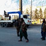 Un grupo de talibanes inspecciona la zona de Kabul en la que se registró el enésimo ataque con bomba
