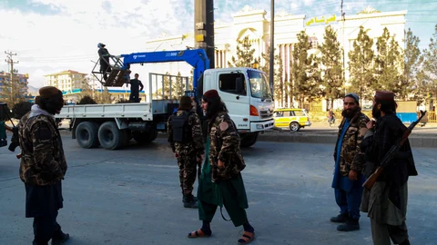Un grupo de talibanes inspecciona la zona de Kabul en la que se registró el enésimo ataque con bomba
