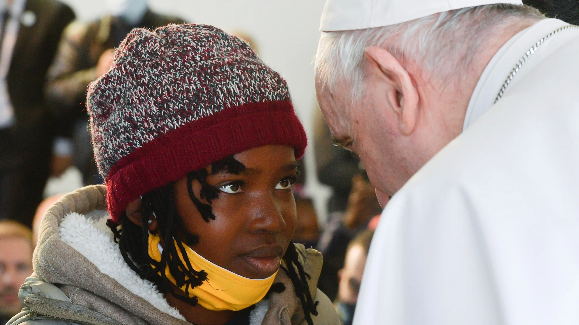El Papa Francisco, ayer, saluda a una de las menores del campamento para refugiados de Moria
