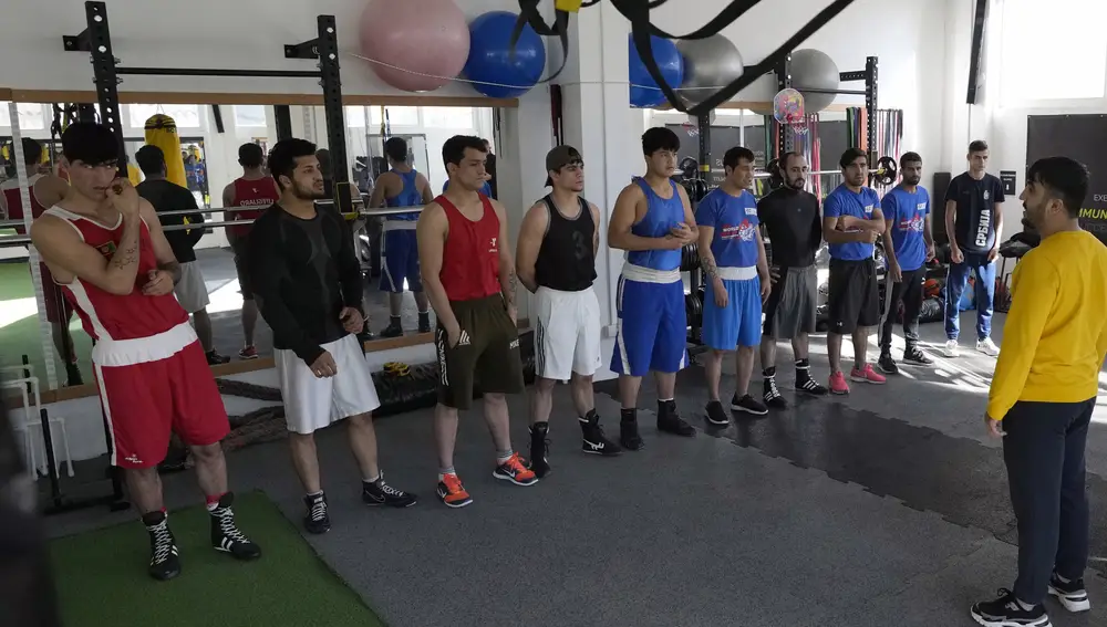 El secretario general de la federación de boxeo de Afganistán, Waheedullah Hameedi, da instrucciones a los miembros del equipo nacional de boxeo afgano durante una sesión de entrenamiento en un gimnasio local en Serbia
