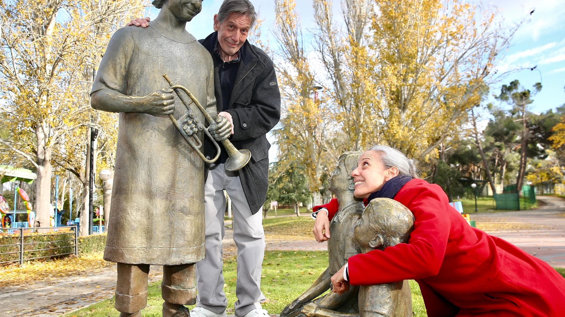 Fofito y Mónica Aragón junto a la estatua del payaso Fofó, en el Parque de Atracciones.