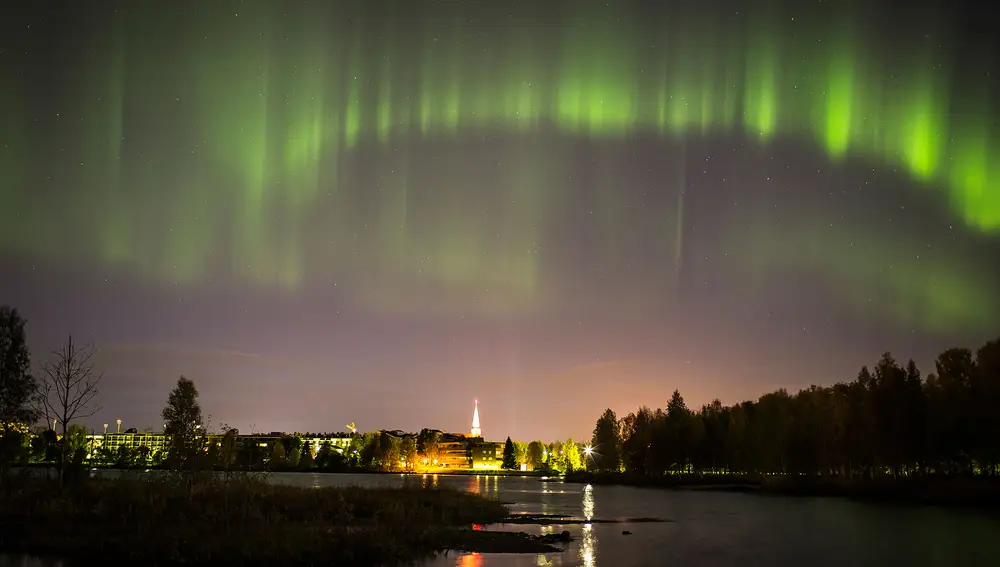 Auroras boreales sobre Rovaniemi, a menos de 10 km del Círculo Polar Ártico | Fuente: visitrovaniemi.fi