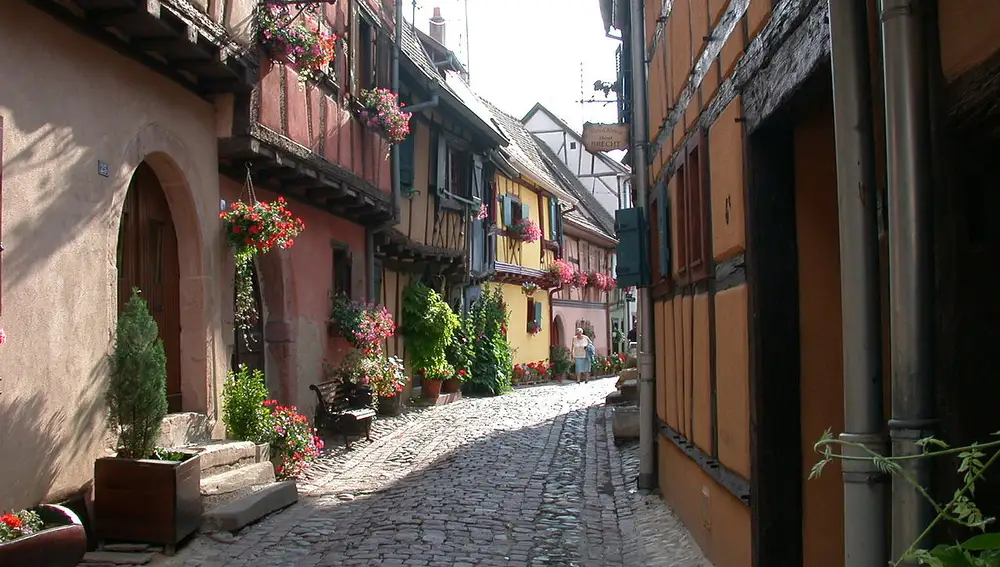 Típica calle de Eguisheim, Francia