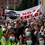 Los trabajadores de Nissan se movilizan por el centro de Barcelona en favor del mantenimiento de las plantas catalanas de la multinacional japonesa.