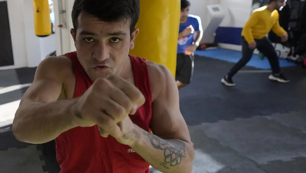 Un miembro del equipo nacional de boxeo afgano estiran durante una sesión en un gimnasio local en Serbia