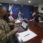 AME2804. CIUDAD DE PANAMÁ (PANAMÁ), 06/12/2021.- El ministro de Seguridad de Panamá, Juan Pino (c), y el director de la Policía, John Omar Dornheim Castillo (izq.), hablan con la prensa extranjera sobre un reciente operativo contra el narcotráfico, hoy en Ciudad de Panamá (Panamá). Las autoridades lograron decomisar unos 10 millones de dólares provenientes del narcotráfico y desmantelar una organización ligada al Clan del Golfo. EFE/ Carlos Lemos