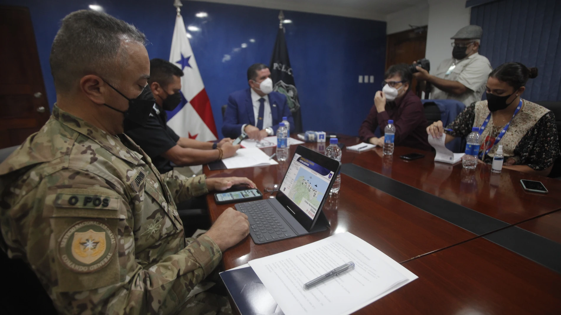 AME2804. CIUDAD DE PANAMÁ (PANAMÁ), 06/12/2021.- El ministro de Seguridad de Panamá, Juan Pino (c), y el director de la Policía, John Omar Dornheim Castillo (izq.), hablan con la prensa extranjera sobre un reciente operativo contra el narcotráfico, hoy en Ciudad de Panamá (Panamá). Las autoridades lograron decomisar unos 10 millones de dólares provenientes del narcotráfico y desmantelar una organización ligada al Clan del Golfo. EFE/ Carlos Lemos
