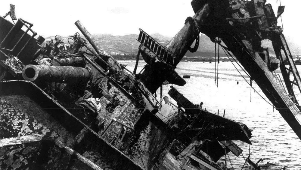 El acorazado USS Oklahoma, destrozado en Pearl Harbor