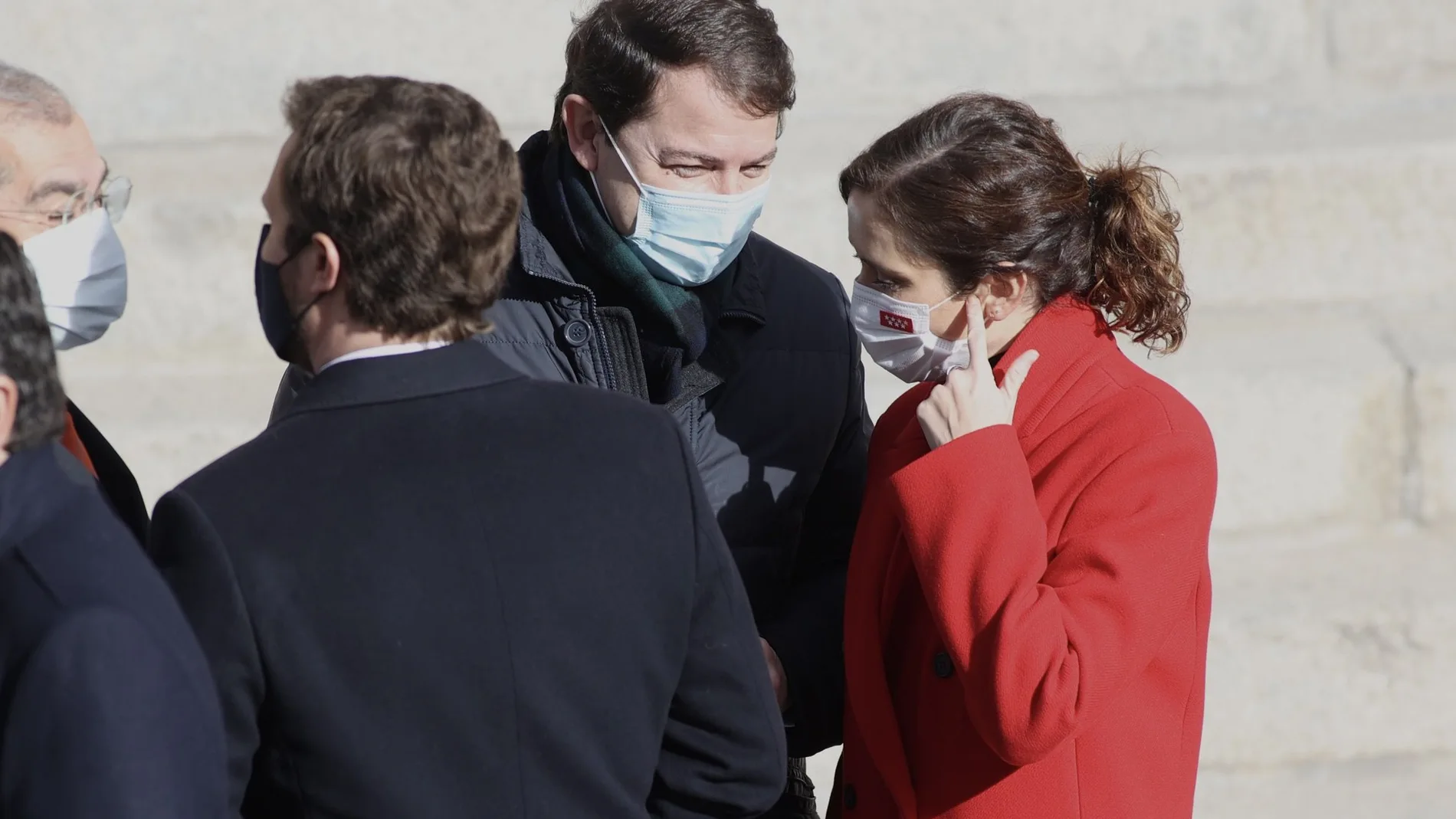 El presidente de la Junta, Alfonso Fernández Mañueco, conversa con la presidenta madrileña Isabel Díaz Ayuso en presencia de Pablo Casado, tras el acto por el Día de la Constitución