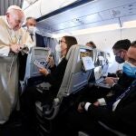 Francisco, ayer, durante la rueda de prensa en el vuelo de regreso de Grecia a Roma