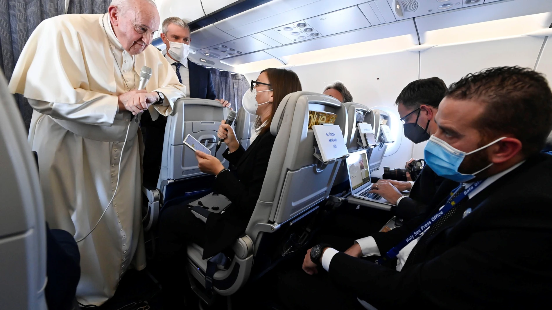 Francisco, ayer, durante la rueda de prensa en el vuelo de regreso de Grecia a Roma